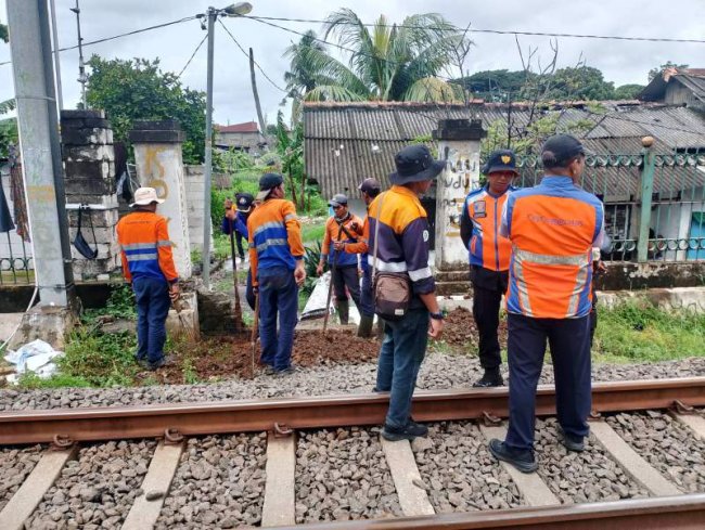 KAI Daop 1 Jakarta Tutup Perlintasan Liar di Tanah Tinggi Demi Keselamatan Masyarakat