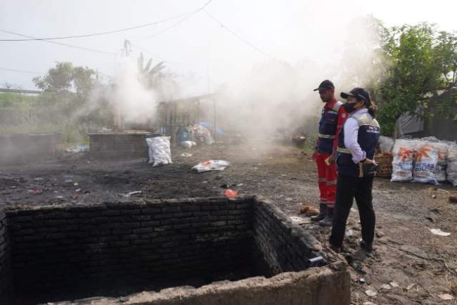 Antisipasi Dampak Bahaya Asap, Pengelola Tol Medan-Binjai Lakukan Sosialisasi Ke Pabrik Arang Rumahan