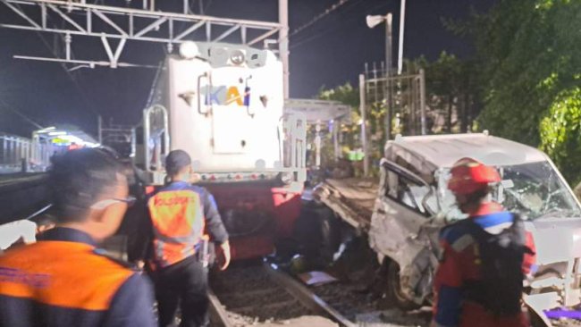 Terobos Pintu Perlintasan, KA Parcel Tertempel Mobil Box di JPL 46, KAI Daop 1 Tuntut Ganti Rugi