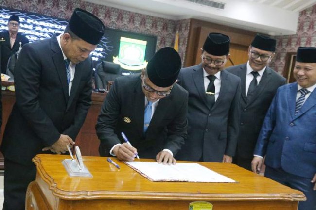 Hari Pertama Jabat Gubernur Banten, Andra Soni Hadiri Sertijab Wali Kota Tangerang