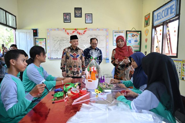 Antusiasme Siswa Mendapat Buku Bacaan Bermutu dari Mendikdasmen