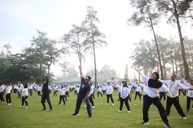 Peserta Retreat Magelang Semangat Ikuti Olahraga Pagi,  Mendagri Tito Ikut Senam Pagi Bersama