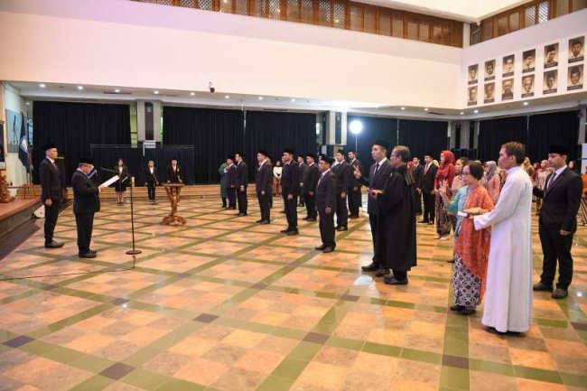 Lantik Pejabat Fungsional: Mendikdasmen Imbau Pejabat Berikan Layanan Pendidikan Bermutu dan RAMAH