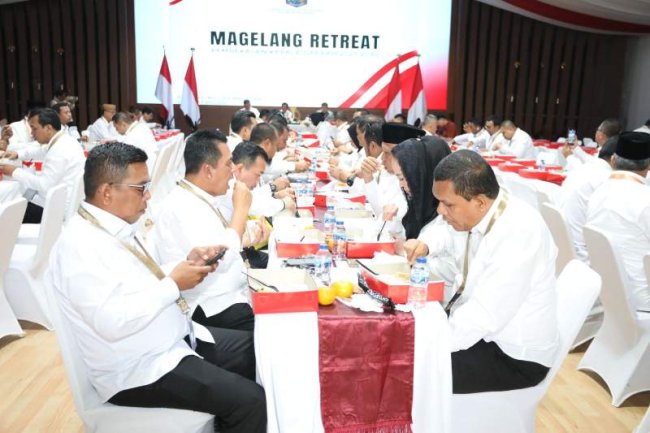 Berlangsung Hangat, Mendagri Ajak Peserta Retret Magelang Nikmati Jamuan Santap Siang