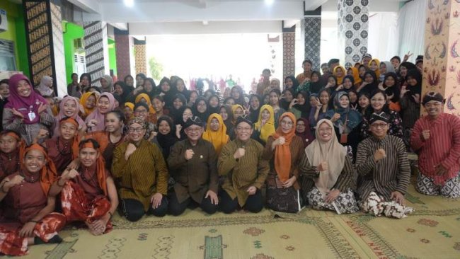 Sambil Lesehan Mendikdasmen Ajak Generasi Muda Bangga Jadi Penutur Bahasa Daerah