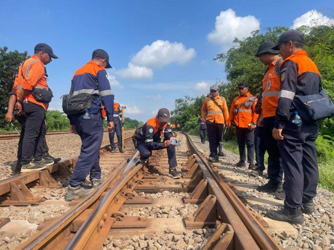 Tingkatkan Keselamatan Perjalanan KA Jelang Lebaran, Daop 1 Jakarta Lakukan Cek Lintasan dengan Jalan Kaki dari Klari - Kosambi