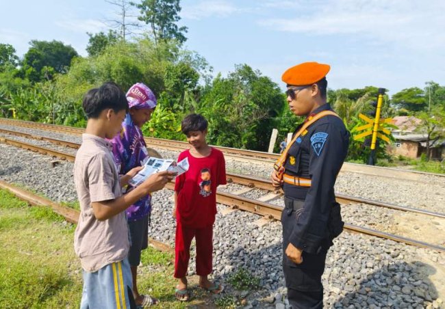 KAI Daop 1 Jakarta Imbau Masyarakat Tidak Melakukan Aktifitas 