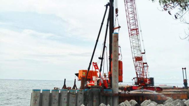 Percepat Pembangunan Tanggul Laut, Pemancangan Spun Pile WSBP Terus Berlanjut