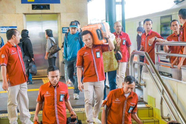 Apresiasi Pelanggan, Porter Stasiun Gambir Berikan Layanan Angkut Barang Gratis