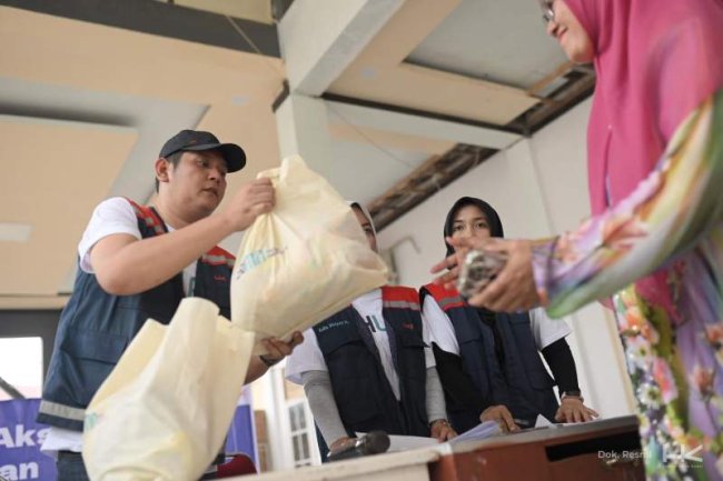 Sobat Aksi Ramadan Hutama Karya Bersihin Masjid, Bagi Sembako dan Takjil di Sekitar Jalan Tol Padang Sicincin