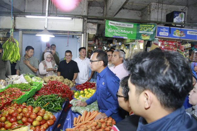Cek Harga Pangan di Pasar Kosambi Bandung, Wamendagri Bima: Secara Keseluruhan Tidak Ada Gejolak Harga