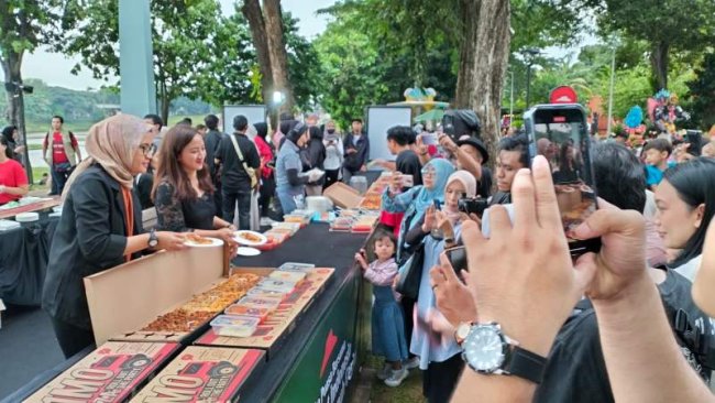 Seru! Pizza Hut Indonesia Gelar Bukber Pizza 100 Meter di TMII 