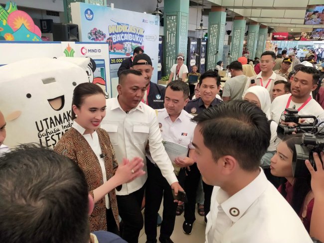 Menteri Parekraf dan Menteri PPPA, Pantau Langsung  Situasi Stasiun Pasar Senen dan Gambir