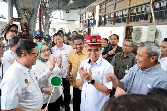 Pantau Arus Mudik Lebaran 2025, Menaker Yassierli Tinjau Stasiun Pasarsenen