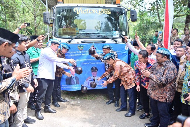 Mendes Yandri Lepas Ekspor 18,5 Ton Gula Kelapa ke Hungaria