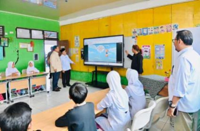 Presiden Prabowo Bersama Mendikdasmen Saksikan Demonstrasi Pembelajaran dengan Teknologi Smart Board Presiden Prabowo Bersama Mendikdasmen Saksikan Demonstrasi Pembelajaran dengan Teknologi Smart Board