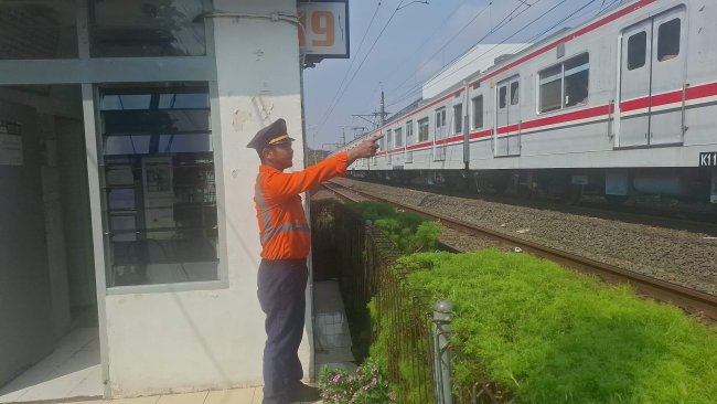 Peran Strategis Petugas Jaga Lintasan (PJL) dalam Menjaga Keselamatan Perjalanan Kereta Api Peran Strategis Petugas Jaga Lintasan (PJL) dalam Menjaga Keselamatan Perjalanan Kereta Api