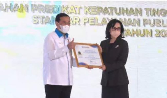 Kemendikbduristek Raih Penghargaan Top 5 Kepatuhan Tinggi Standar Pelayanan Publik 2021