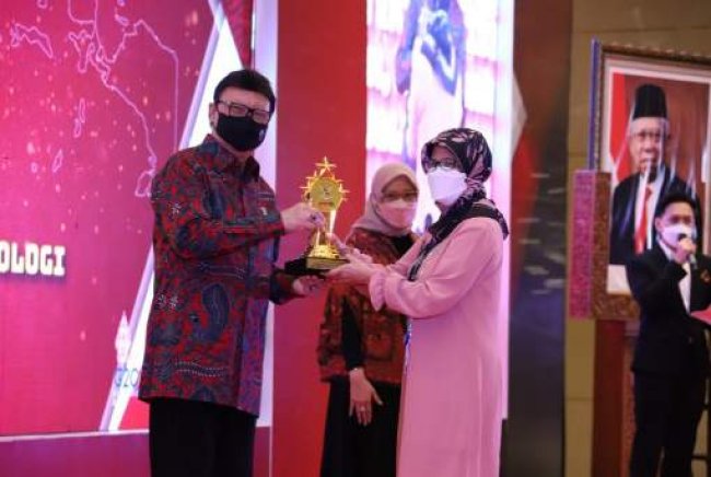Mendikbudristek Terima Penghargaan Adicita Sewaka Pertiwi dari Menteri PANRB