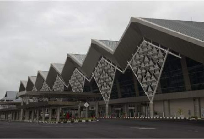 Masih Terdampak Abu Vulkanik Gunung Ruang Operasional Bandara Sam Ratulangi Masih Ditutup