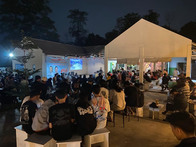 Relawan Penerus Banten Bareng Ratusan Mahasiswa Gelar Nobar Timnas dan Deklarasikan Andra Soni