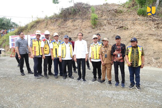 Menteri Basuki Dampingi Presiden Jokowi Tinjau Pelaksanaan Inpres Jalan Daerah di Kawasan Penyangga IKN Nusantara