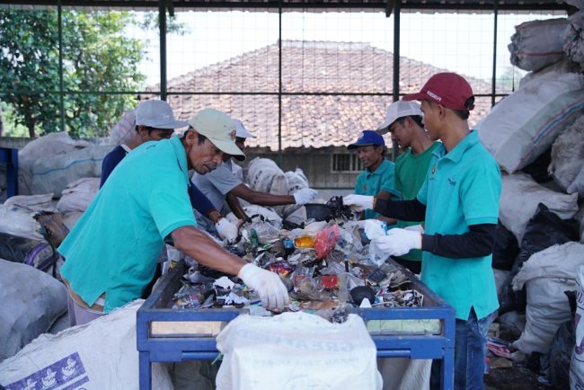 Kolabs Yayasan Bening Saguling & BRI Peduli, Ajak Masyarakat Tepi Sungai Citarum Kelola Sampah