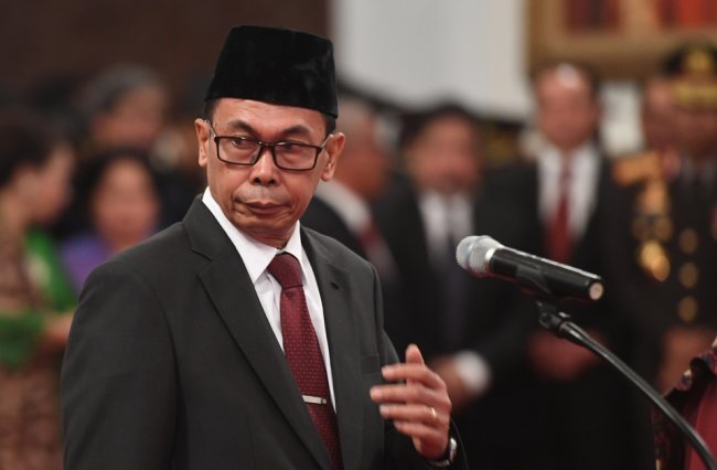 Jokowi Lantik Nawawi Pomolango Sebagai Ketua KPK Sementara