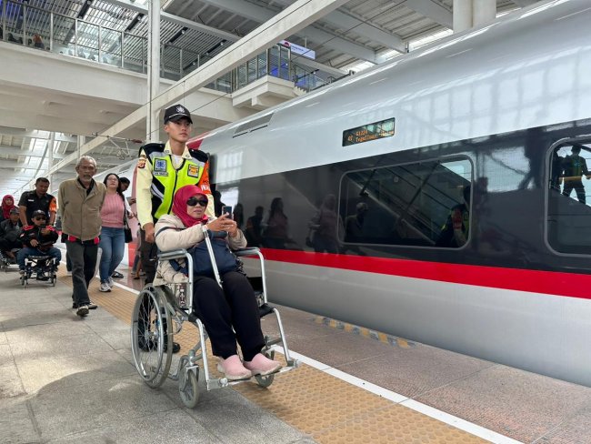 Peringati Hari Disabilitas Internasional, KCIC Fasilitasi Komunitas Disabilitas Naik Kereta Cepat Whoosh