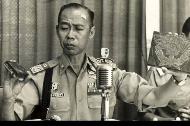 Hoegeng Iman Santosa, Polisi yang Seniman dan Seniman yang Polisi