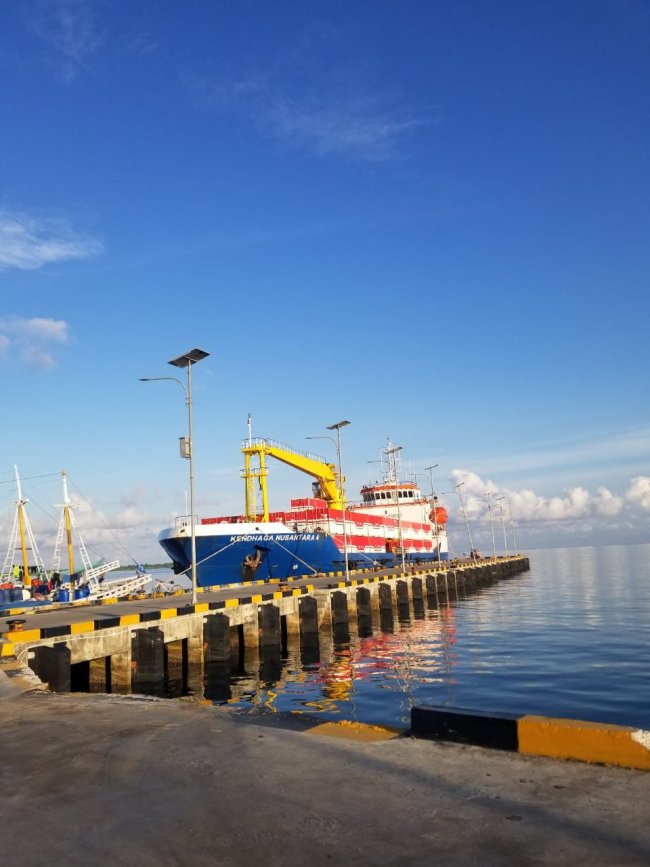 Kemenhub Bersama PT Djakarta Lloyd Distribusikan 7800 Ton Semen Ke Pulau Terpencil Melalui Tol Laut