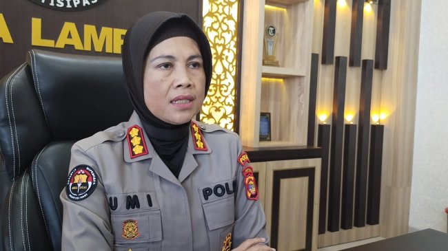 Viral Wisudawan Bawa Spanduk Minta Usut Pembunuhan Ayahnya, Polda Lampung: Sudah Ditangkap, Tersangka Tunggal