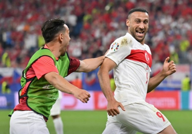 Gol Cenk Tosun di Menit Akhir Bawa Turki Unggul 2-1 Atas Republik Ceko