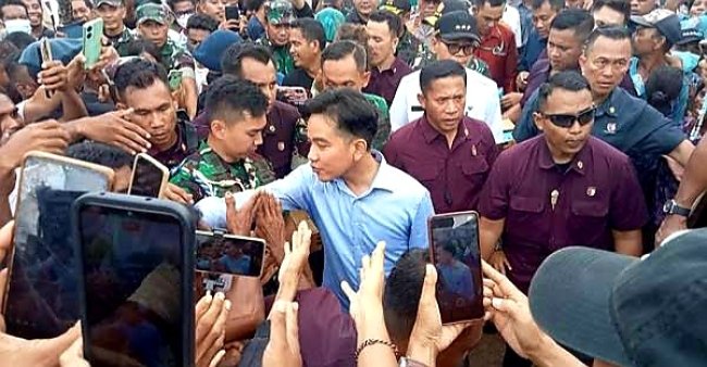 Kunjungan Wapres Gibran Disambut Antusias Pengungsi Erupsi Gunung Lewotobi Laki-laki