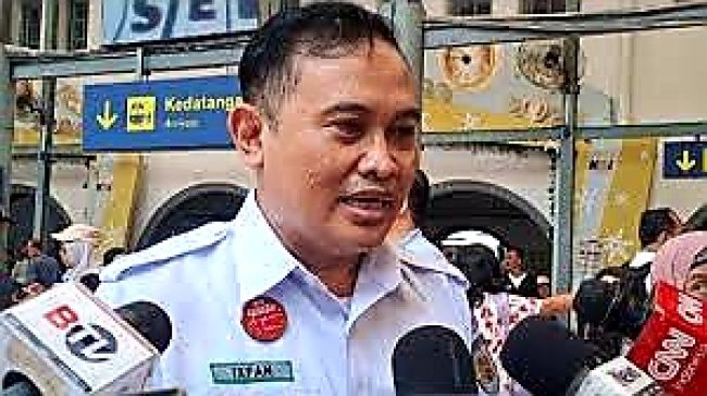 Keterisian Tiket KA Capai 94 Persen, Penumpang Padati Stasiun Pasar Senen di Puncak Mudik Libur Nataru