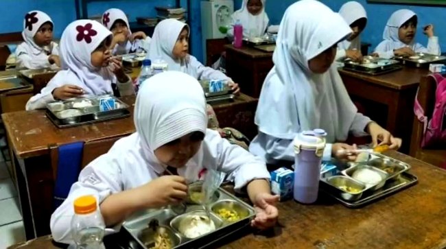 Program Unggulan Prabowo-Gibran Makan Bergizi Gratis Resmi Dimulai Besok, BGN: 190 Titik Siap Beroperasi!