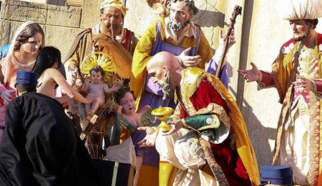 Anarkis, Perempuan Telanjang Dada Rusak Patung Bayi Yesus di Vatikan