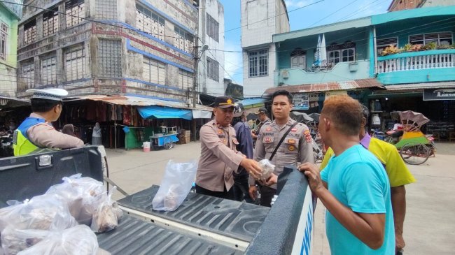 Satu Hari Satu Kebaikan, Polisi Bagikan Nasi Bungkus di Tanjab Barat
