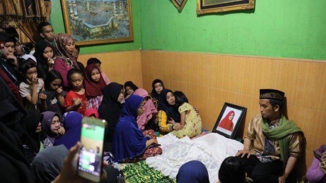 Istrinya Wafat, Ustadz Maulana (Jamaah) Berduka
