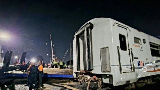 Evakuasi KA Brantas vs Truk Tronton Selesai, Dua Jalur KA di Semarang Sudah Bisa Dilalui