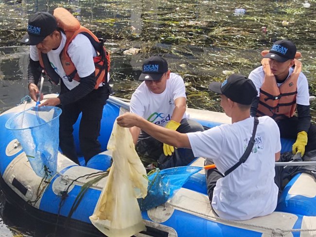 Gelar Ocean Clean Up Day di 27 Cabang, ASDP Target Kumpulkan hingga 20 Ton Sampah Plastik