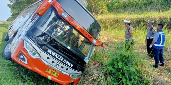 7 Penumpang Tewas, Bus Rosalia Indah Nyungsep di Tol KM 370 A Batang