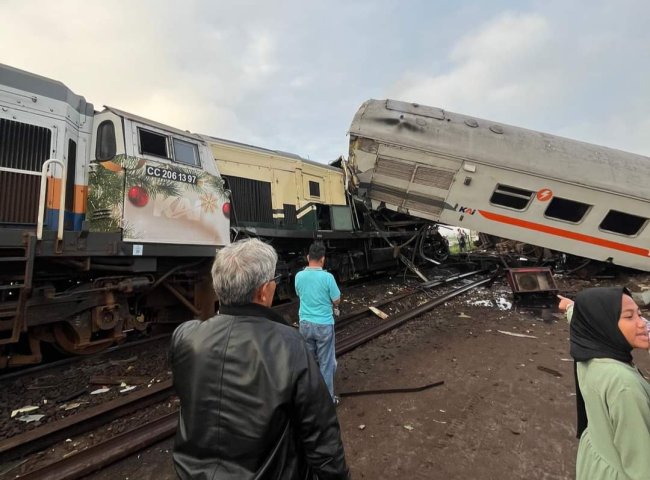 Kereta Api KA Turangga dan Commuterline Bandung Raya Tabrakan, KAI Evakuasi Penumpang