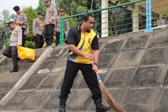 Kapolres Tebo Pimpin Langsung Aksi Bersih-bersih Lokasi Wisata Tanggo Rajo
