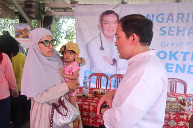 Dokter Rayendra Disandera Emak-emak Saat Ngariung Sehat, Jadi Idola Baru Kota Bogor