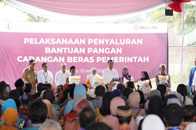 Dampingi Presiden Bagikan Bantuan Pangan, Mendag Zulkifli Hasan Pastikan Stok Beras Aman 