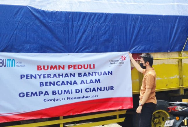 Telkom Salurkan Paket Sembako untuk Korban Bencana Gempa di Kabupaten Cianjur
