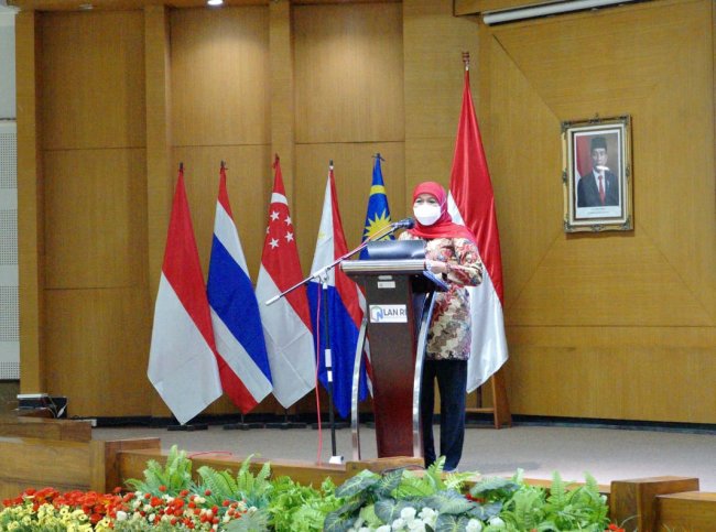 Khofifah Beri Wejangan  Kepemimpinan Kepada ASN Di Makassar 