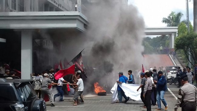 Korban Gusuran Pekayon Bakar Ban di Gedung DPRD Bekasi