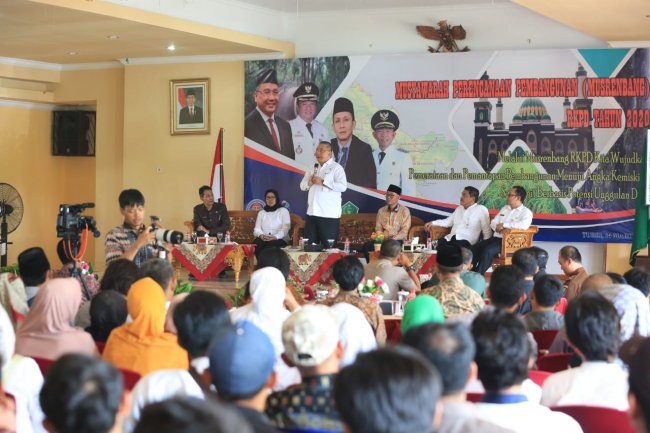 Menteri Eko Dorong Bentuk BUMDes Pariwisata dan Bantu Pengadaan Infrastruktur